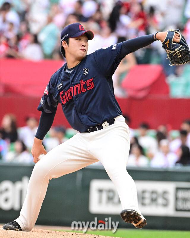 15일 오후 인천SSG랜더스필드에서 진행된 '2025 프로야구 KBO리그' 롯데-SSG의 경기. 롯데 선발 이민석이 역투를 펼치고 있다./마이데일리