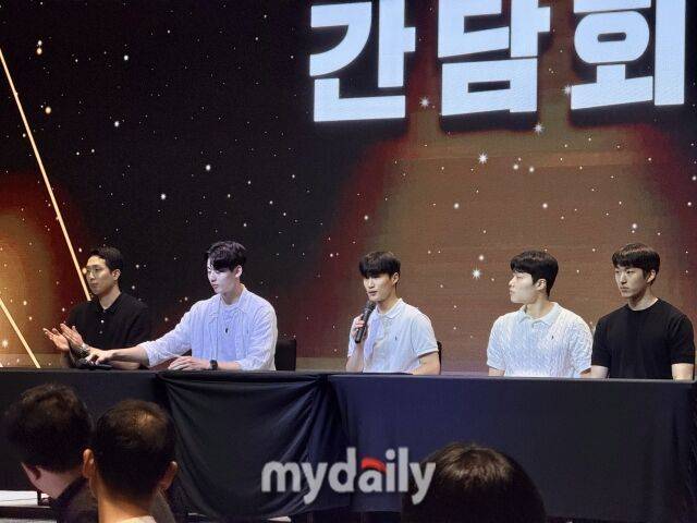 인터뷰에 임하는 현대캐피탈 선수들. 좌측부터 최민호-정태준-임성하-손찬홍-김진영./여의도=이보미 기자