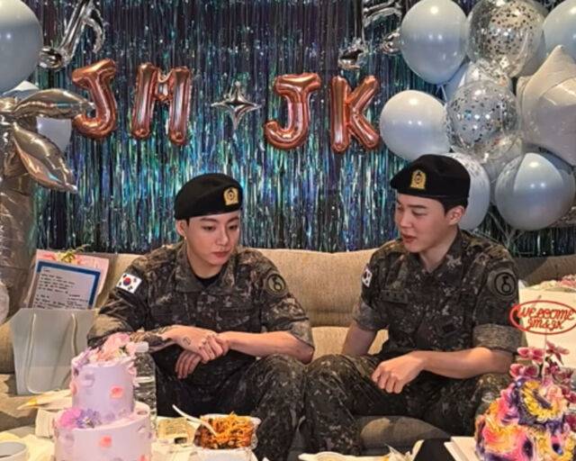 지민과 정국의 제대 소식에 팬들이 환호를 자아냈다. / 위버스 라이브 방송