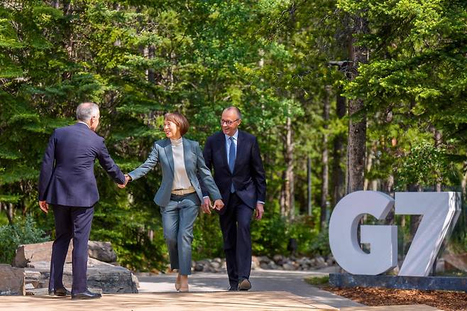 마크 카니 캐나다 총리(왼쪽)이 G7에 참석하는 국가 정상을 반기고 있다. [AFP]