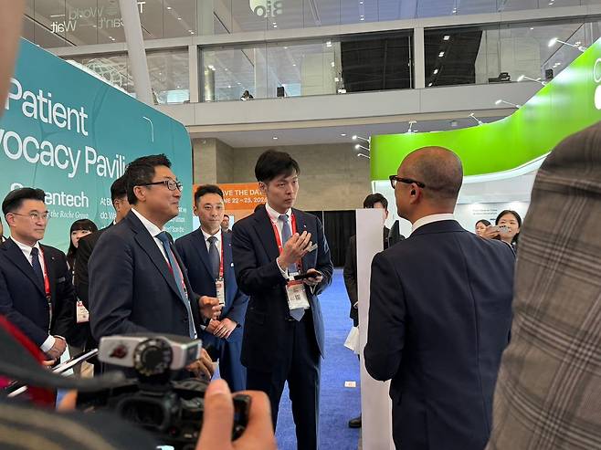 신동빈 롯데그룹 회장의 장남 신유열 롯데바이오로직스 글로벌전략실장(가운데)이 16일(현지시간) ‘바이오 USA 2025’가 열린 보스턴 컨벤션&전시 센터에서 셀트리온 부스를 방문했다. 보스턴=최은지 기자.