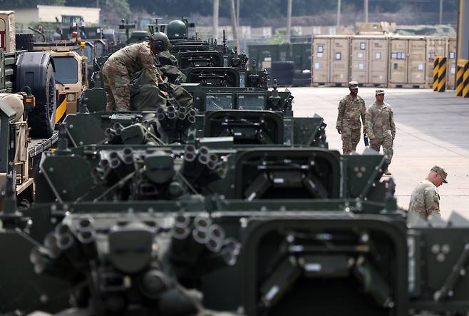 주한미군 제2보병사단 제1스트라이커여단 장병들이 13일 경기 동두천시 캠프케이시에서 새로운 부대와 교대해 본국으로 귀환하는 스트라이커 장갑차를 수송 전 최종점검하고 있다. [뉴시스]