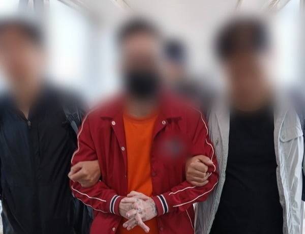 에콰도르에 거주하며 한국을 대상으로 음란 사이트를 운영, 아동·여성 성 착취물을 배포한 혐의를 받는 50대 남성 A씨가 지난 12일 인천국제공항을 통해 국내로 송환돼 구속됐다. 연합뉴스