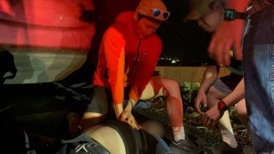 중앙119구조본부 이기평 소방장이 미국 콜로라도주 현지에서 교통사고 부상자를 구조한 뒤 심폐소생술을 실시하고 있다. [소방청]