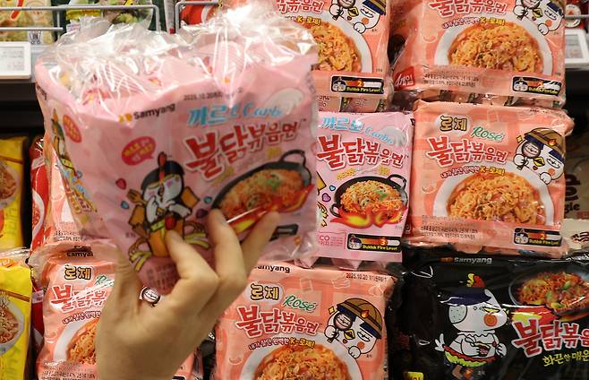서울 한 대형마트 삼양식품 라면 판매대 모습. [연합]