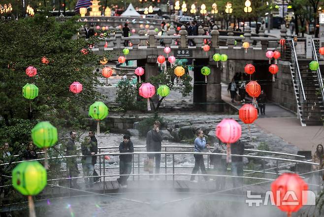 [서울=뉴시스] 정병혁 기자 = 비가 그친 22일 서울 중구 청계천을 찾은 여행객들이 산책을 하고 있다. 2025.04.22. jhope@newsis.com