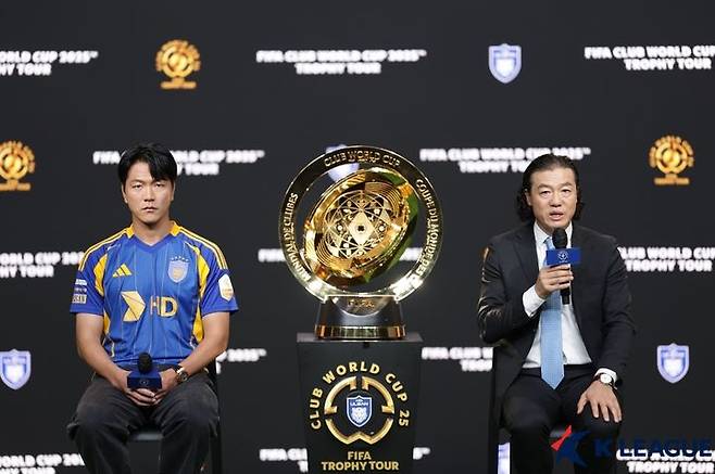 [서울=뉴시스] 2025 국제축구연맹(FIFA) 클럽월드컵 트로피 투어에 참석한 프로축구 K리그1 울산 HD의 김판곤 감독, 김영권. (사진=한국프로축구연맹 제공) *재판매 및 DB 금지