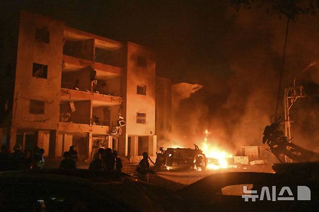 [하이파=AP/뉴시스] 15일(현지 시간) 이스라엘 북부 하이파에서 소방관들이 이란의 미사일 공격으로 발생한 화재를 진압하고 있다. 이 곳에서는 16일 새벽에도 이란군 공습으로 이스라엘 최대 정유사 바잔의 정유공장이 완파되고 3명이 사망했다. 2025.06.17.