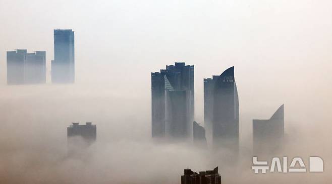 [부산=뉴시스] 하경민 기자 = 전국에 무더위가 이어진 10일 부산 해운대구 일대 초고층 건물들이 해무로 뒤덮여 장관을 연출하고 있다. 2025.06.10. yulnetphoto@newsis.com
