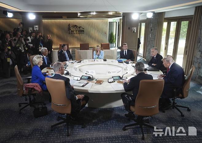 [카나나스키스=AP/뉴시스]16일(현지 시간) 캐나다 앨버타주 카나나스키스에서 열린 주요 7개국(G7) 정상회의 실무 세션이 이뤄지고 있다. 2025.06.17.