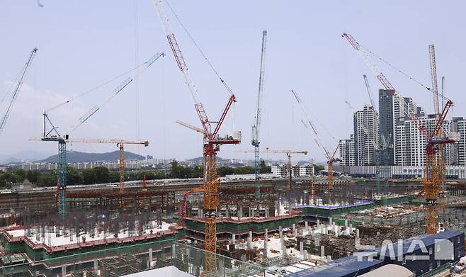 [서울=뉴시스] 김근수 기자 = 사진은 30일 서울 시내의 대형 아파트 건설현장 모습. 2025.05.30. ks@newsis.com