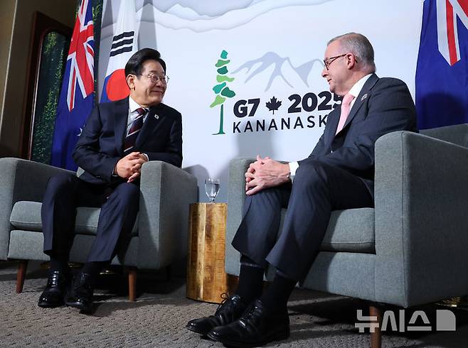 [캘거리=뉴시스] 최진석 기자 = 주요 7개국(G7) 정상회의 참석차 캐나다를 방문한 이재명 대통령이 16일(현지 시간) 캘거리 한 호텔에서 앤서니 앨버니지 호주 총리와 한-호주 정상회담을 하고 있다. 2025.06.17. myjs@newsis.com