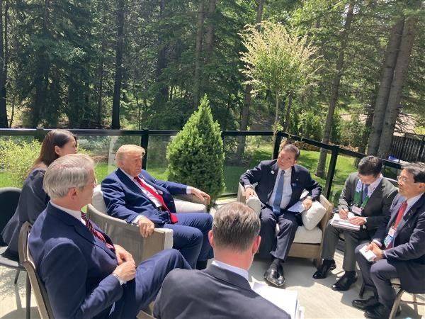 [서울=뉴시스]주요 7개국(G7) 정상회의 참석을 위해 캐나다를 방문 중인 도널드 트럼프 미국 대통령과 이시바 시게루(石破茂) 일본 총리가 16일(현지 시간) 약 30분 간 회담했다. 사진은 이시바 총리 엑스(X·구 트위터) 갈무리. <사진캡처=이시바 총리 엑스(@shigeruishiba)> 2025.06.17. *DB 및 재판매 금지.