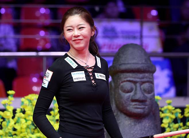 [서울=뉴시스]지난달 17일 제주특별자치도 제주시 한라체육관에서 열린 SK렌터카 제주특별자치도 LPBA 월드챔피언십에서 김가영이 우승을 차지한 뒤 환하게 웃고 있다. (사진=프로당구협회 제공) 2025.03.17. photo@newsis.com *재판매 및 DB 금지