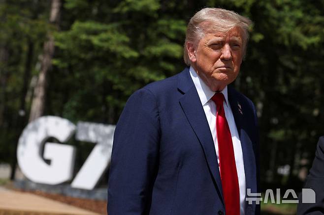 [카나나스키스=AP/뉴시스] 도널드 트럼프(왼쪽) 미국 대통령이 16일(현지 시간) 캐나다 카나나스키스에서 주요 7개국(G7) 정상회의를 계기로 키어 스타머 영국 총리와 회담 후 기자회견 하고 있다. 2025.06.17.<font style="vertical-align: inherit;"><font style="vertical-align: inherit;"></font></font>
