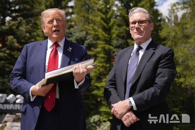 [카나나스키스=AP/뉴시스] 도널드 트럼프(왼쪽) 미국 대통령이 16일(현지 시간) 캐나다 카나나스키스에서 주요 7개국(G7) 정상회의를 계기로 키어 스타머 영국 총리와 회담 후 기자회견을 하고 있다. 2025.06.17.