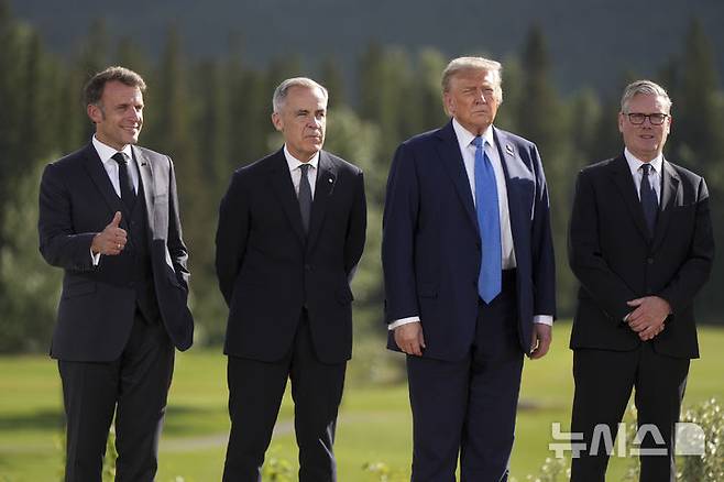 <font style="vertical-align: inherit;"><font style="vertical-align: inherit;">[카나나스키스=AP/뉴시스] 도널드 트럼프 미국 대통령이 16일(현지 시간) 캐나다 카나나스키스에서 열린 주요 7개국(G7) 정상회의에서 참가국 정상들과 기념촬영 하고 있다. 왼쪽부터 에마뉘엘 마크롱 프랑스 대통령, 마크 카니 캐나다 총리, 트럼프 대통령, 키어 스타머 영국 총리. 2025.06.17.</font></font>