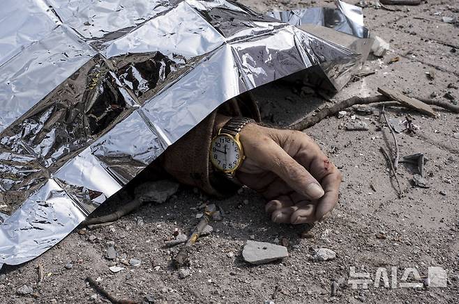 [수미=AP/뉴시스] 러시아는 러-우크라 2차 협상 합의에 따른 우크라이나 전사자 시신 6000구 이상 송환을 16일(현지 시간) 완료했다. 사진은 지난 4월 우크라이나 수미주에서 러시아군의 미사일 공격으로 숨진 희생자가 담요에 덮여 있는 모습. 2025.06.17.