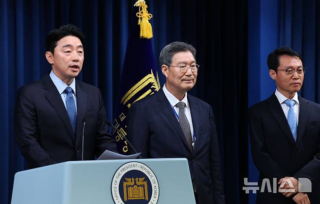 [서울=뉴시스] 최진석 기자 = 강훈식 비서실장이 8일 서울 용산구 대통령실 브리핑룸에서 이재명 대통령의 인선 관련 브리핑을 하고 있다. 왼쪽부터 강 비서실장, 오광수 민정수석, 이규연 홍보수석. 2025.06.08. myjs@newsis.com