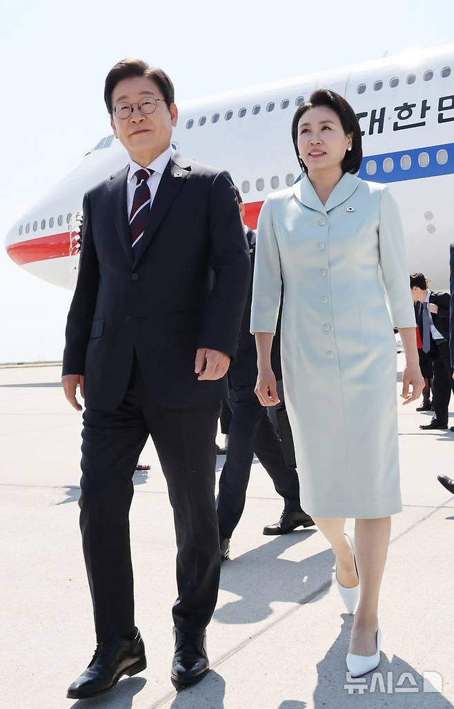 [캘거리=뉴시스] 최진석 기자 = 주요 7개국(G7) 정상회의에 참석하는 이재명 대통령이 16일(현지 시간) 캐나다 앨버타주 캘거리국제공항에 도착해 김혜경 여사와 공군 1호기에서 내려 이동하고 있다. 2025.06.17. myjs@newsis.com