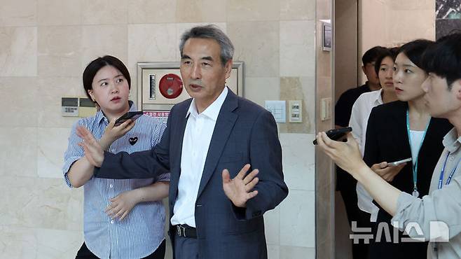 [서울=뉴시스] 김선웅 기자 = 김건희 여사에 대한 수사를 맡은 민중기 특별검사가 17일 서울 서초구 소재 법무법인 사무실을 나서며 취재진과 만나 질문에 답변하고 있다. 2025.06.17. mangusta@newsis.com