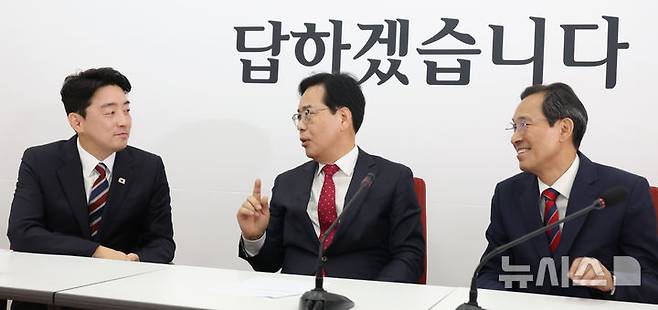 [서울=뉴시스] 고승민 기자 = 송언석 국민의힘 원내대표와 강훈식 대통령실 비서실장, 우상호 정무수석이 17일 서울 여의도 국회에서 만나 대화하고 있다. 2025.06.17. kkssmm99@newsis.com