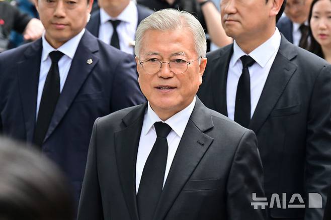 [김해=뉴시스] 차용현 기자 = 법원이 전 사위의 급여와 관련 뇌물 혐의로 재판에 넘겨진 문재인(72) 전 대통령의 사건 이송 신청을 불허했다. 문 전 대통령 측은 사건 이송 재신청 계획과 함께 국민참여재판을 희망한다는 의사를 밝혔다. 사진은 문재인 전 대통령이 23일 경남 김해시 봉하마을에서 열린 고 노무현 전 대통령 16주기 추도식에 참석한 모습. 2025.05.23. con@newsis.com