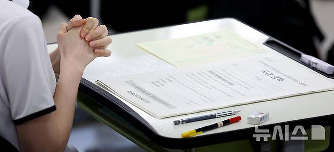 [대구=뉴시스] 이무열 기자 = 2026학년도 대학수학능력시험 6월 모의평가가 실시된 지난 4일 대구 수성구 대구여자고등학교에서 3학년 학생이 시험을 준비하고 있는 모습. 2025.06.04. lmy@newsis.com