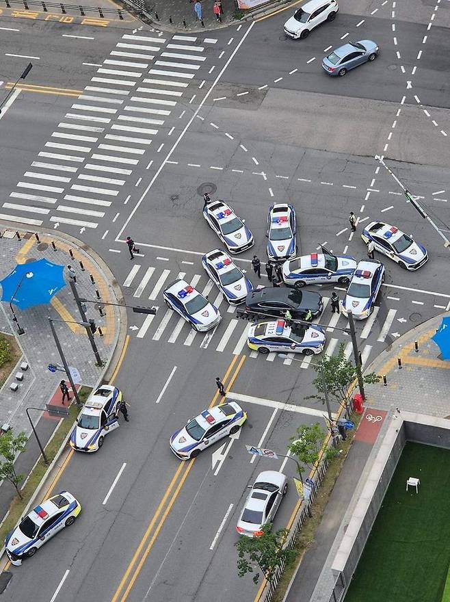 [서울=뉴시스] 경기 안산시에서 한 50대 여성 운전자가 경찰을 피해 도로에서 곡예운전을 벌이며 도주극을 펼쳤다. (사진 = 커뮤니티 캡처) 2025.06.17. *재판매 및 DB 금지