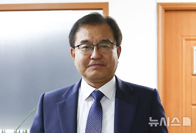 [서울=뉴시스] 김근수 기자 = 순직 해병 수사 방해 의혹 사건을 수사할 이명현 특별검사가 13일 서울 서초동 사무실을 나서고 있다. 2025.06.13. ks@newsis.com