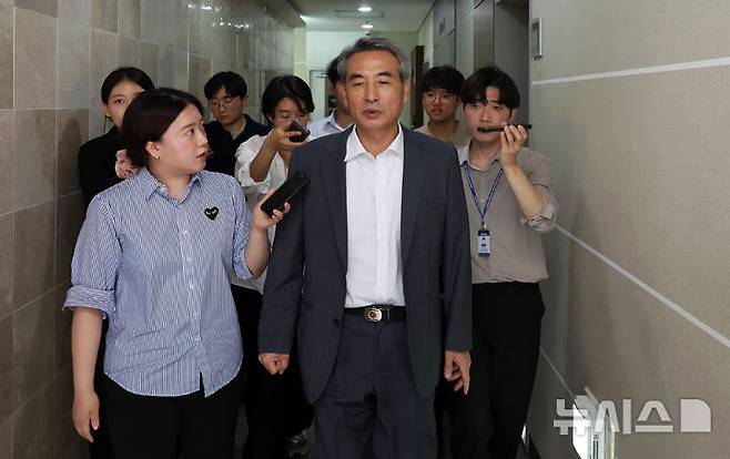 [서울=뉴시스] 김선웅 기자 = 김건희 여사에 대한 수사를 맡은 민중기 특별검사가 17일 서울 서초구 소재 법무법인 사무실을 나서며 취재진과 만나 질문에 답변하고 있다. 2025.06.17. mangusta@newsis.com