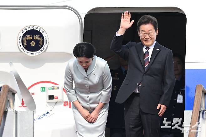 이재명 대통령과 부인 김혜경 여사가 캐나다에서 열리는 주요7개국(G7) 정상회의 참석을 위해 16일 오후 경기도 성남 서울공항을 통해 출국하고 있다. 취임 12일 만의 첫 해외 방문에 나서는 이 대통령은 의장국인 캐나다의 공식 초청에 따라 옵서버(참관국) 자격으로 G7 정상회의에 참석한다. 류영주 기자