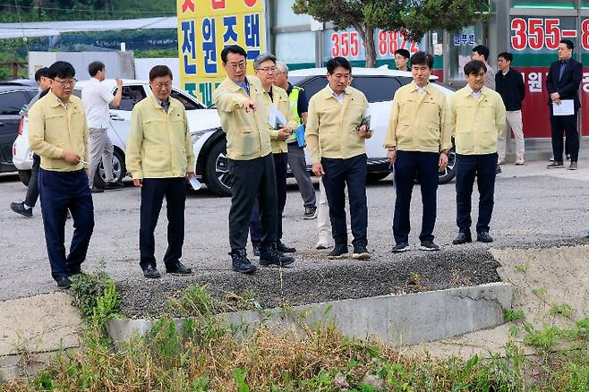 정명근 화성특례시장이 지난 13일 제1호 태풍 '우딥' 북상을 앞두고 사강시장 현장에서 안전점검을 했다. 화성특례시 제공