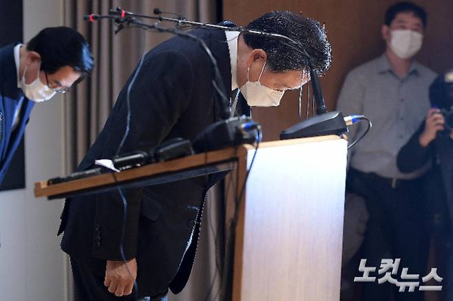 지난 2022년 허영인 SPC그룹 회장이 SPC 본사에서 평택 SPC 계열사 SPL의 제빵공장 사망 사고 관련 대국민 사과를 하고 있는 모습. 박종민 기자