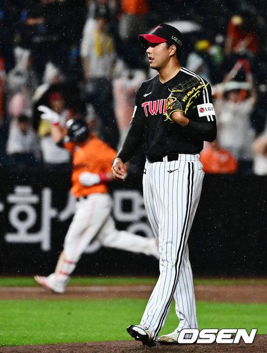 [OSEN=대전, 지형준 기자] 15일 대전 한화생명볼파크에서 2025 신한 SOL Bank KBO리그 한화 이글스와 LG 트윈스의 경기가 열렸다.이날 한화는 문동주, LG는 송승기를 선발로 내세웠다.8회말 2사에서 LG 정우영이 한화 노시환에 솔로포를 허용하고 있다. 2025.06.15 /jpnews@osen.co.kr