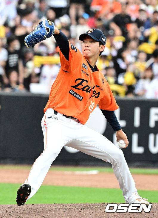 [OSEN=대전, 지형준 기자] 프로야구 한화 이글스가&nbsp;LG 트윈스를 꺾고 32일 만에 1위에 등극했다. 5회말 도중&nbsp;폭우가 쏟아져&nbsp;104분 경기가 중단됐다가 재개됐다.&nbsp;&nbsp;한화는 15일 대전 한화생명볼파크에서 열린 2025 KBO리그 LG와 10차전 맞대결에서 10-5로 승리했다. 한화는 5월 14일 두산에 패배하면서 공동 1위에서 2위로 떨어졌다. 33일 만에 1위를 탈환했다.&nbsp;4회초 한화 황준서가 역투하고 있다. 2025.06.15 /jpnews@osen.co.kr