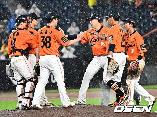 [OSEN=대전, 지형준 기자] 프로야구 한화 이글스가&nbsp;LG 트윈스를 꺾고 32일 만에 1위에 등극했다. 5회말 도중&nbsp;폭우가 쏟아져&nbsp;104분 경기가 중단됐다가 재개됐다.&nbsp;&nbsp;한화는 15일 대전 한화생명볼파크에서 열린 2025 KBO리그 LG와 10차전 맞대결에서 10-5로 승리했다. 한화는 5월 14일 두산에 패배하면서 공동 1위에서 2위로 떨어졌다. 33일 만에 1위를 탈환했다.&nbsp;경기를 마치고 한화 선수들이 승리를 기뻐하고 있다. 2025.06.15 /jpnews@osen.co.kr