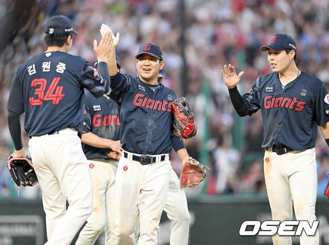 [OSEN=인천, 김성락 기자] 프로야구 롯데 자이언츠가 아슬아슬한 투수전을 잡아내고 3연승을 내달렸다.&nbsp;롯데는 14일 인천 SSG랜더스필드에서 열린 ‘2025 신한은행 SOL Bank KBO리그’ SSG 랜더스와의 경기에서 4-2로 승리했다.&nbsp;승리가 확정된 순간 롯데 선수들이 기쁨을 나누고 있다. 2025.06.14 / ksl0919@osen.co.kr