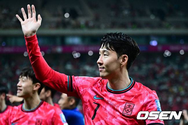 [OSEN=상암, 조은정 기자]대한민국 대표팀이 무려 15년 만에 패배 없이 최종예선을 마무리했다.&nbsp;홍명보 감독이 이끄는 대한민국&nbsp;축구 국가대표팀은 10일 서울월드컵경기장에서 열린&nbsp;2026 국제축구연맹(FIFA) 북중미 월드컵 아시아지역 최종예선 3차 예선 B조 10차전에서 쿠웨이트와 맞붙어 4-0으로 대승했다.대표팀손흥민이 관중을 향해 인사를 하고 있다. 2025.06.10 /cej@osen.co.kr