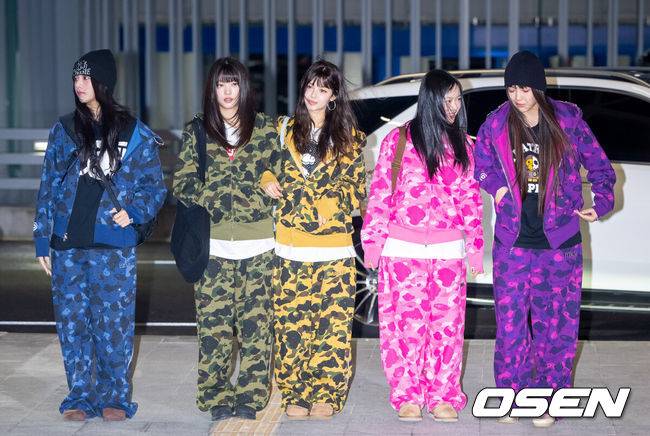 [OSEN=인천국제공항, 박준형 기자]  그룹&nbsp;뉴진스가 26일 오전 인천국제공항을 통해 '제9회 아시아 아티스트 어워즈'(The 9th Asia Artist Awards 이하 AAA) 시상식 참석 차 태국 방콕으로 출국했다.'AAA'는 지난 2016년 처음 개최, 배우와 가수를 통합해 시상하는 국내 최초의 통합 시상식이다.그룹 뉴진스가 출국에 앞서 신호등서 신호를 기다리고 있다.   2024.12.26 / soul1014@osen.co.kr