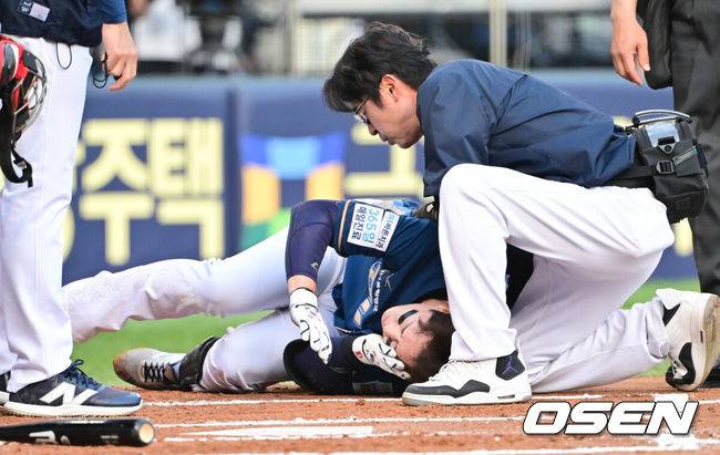 [OSEN=잠실, 박준형 기자] 17일 오후 서울 잠실구장에서 ‘2025 신한 SOL BANK KBO리그’ LG 트윈스와 NC 다이노스의 경기가 진행됐다.이날 LG는 에르난데스를, NC는 라일리를 선발투수로 내세웠다.2회초 무사 1루 NC 박건우가 에르난데스의 투구에 맞고 쓰러져 있다. 2025.06.17 / soul1014@osen.co.kr