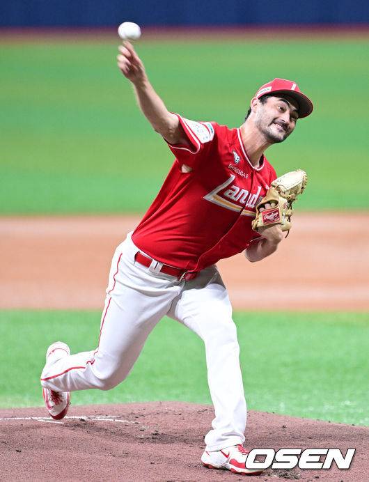 [OSEN=고척, 최규한 기자] 17일 서울 고척스카이돔에서 ‘2025 신한 SOL Bank KBO리그’ 키움 히어로즈와 SSG 랜더스의 경기가 열렸다.홈팀 키움은 김윤하, 방문팀 SSG은 미치 화이트를 선발로 내세웠다.1회말 SSG 선발 미치 화이트가 힘차게 공을 뿌리고 있다. 2025.06.17 / dreamer@osen.co.kr