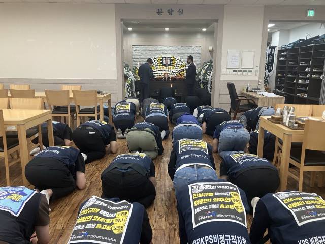 ▲태안화력 고 김충현 비정규직 노동자 사망사고 대책위원회, 공공운수노조 한전KPS비정규직지회 조합원 등이 16일 저녁 고 김충현씨의 빈소에서 조문을 올리고 있다. ⓒ프레시안(손가영)