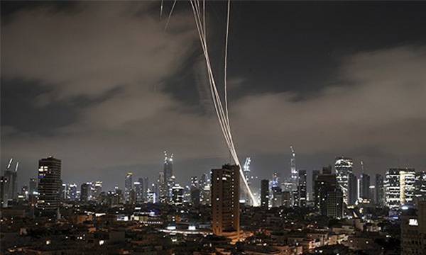 15일(현지 시간) 이스라엘 텔아비브 상공에서 이스라엘 방공 시스템 아이언 돔이 이란의 미사일을 요격하고 있다. AP연합뉴스