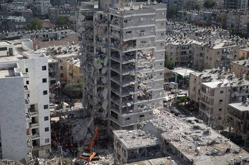 15일(현지시간) 이스라엘 중부 바트얌의 한 건물이 이란이 발사한 미사일 공격으로 파괴돼 있다. 신화연합뉴스