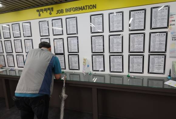 통계청 국가통계포털에 따르면 지난달 60세 이상 경제활동참가율은 49.4%로 청년층(49.5%)에 근접한 것으로 나타났다. 사진은 16일 서울의 고용복지플러스센터를 찾은 구직자가 구인 정보를 확인하고 있는 모습. 연합뉴스
