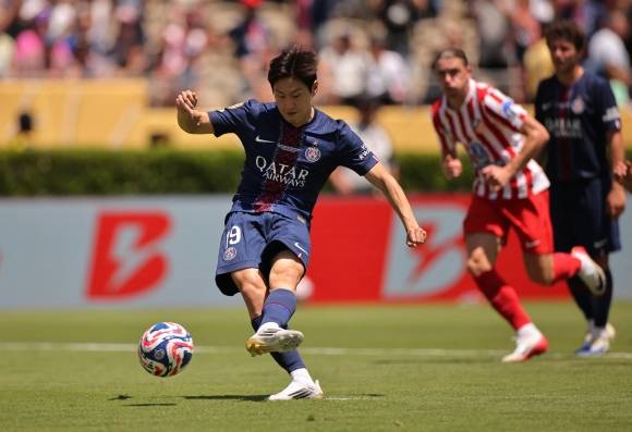 이강인(파리 생제르맹)이 16일(한국시간) 미국 캘리포니아주 패서디나 로즈볼 스타디움에서 열린 2025 국제축구연맹(FIFA) 클럽 월드컵 조별리그 B조 1차전에서 후반 추가 시간 페널티킥에 성공하고 있다. 패서디나 로이터 연합뉴스