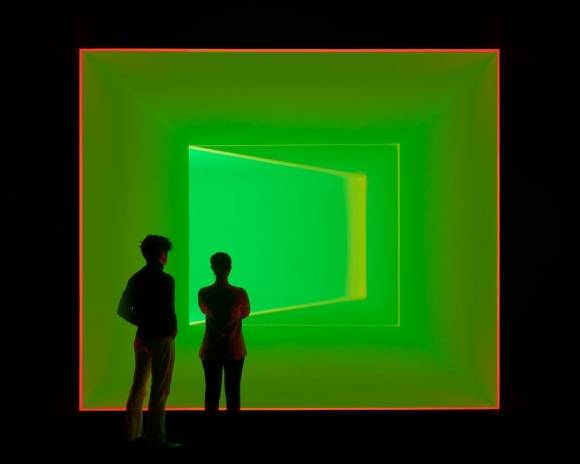 제임스 터렐의 ‘웨지워크’ 시리즈를 미국에서 선보였을 때 모습. 서울 용산구 페이스갤러리에서도 전시장 공간에 맞춰 제작한 작품을 만날 수 있다. 페이스갤러리 제공