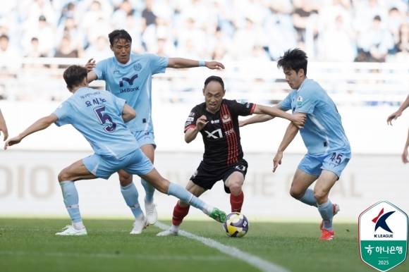 문선민(가운데). 한국프로축구연맹 제공