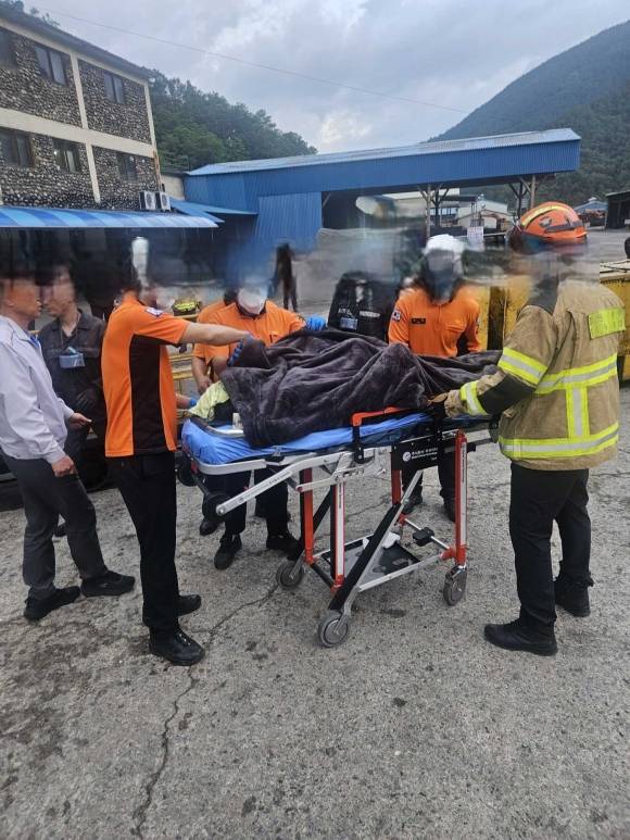 17일 오전 3시 5분쯤 강원 삼척 도계읍의 한 탄광 갱도가 붕괴하는 사고가 발생했다. 강원소방본부 제공